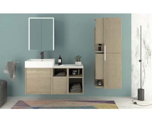 Badezimmer mit Waschtisch, Spiegelschrank mit Beleuchtung und Hochschrank