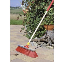 Kehrbesen mit Stiel zum Reinigen von Pflasterflächen im Garten.