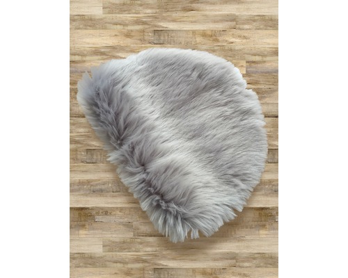 Graue Tierfellimitation auf Holzboden