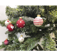 Dekorierter Christbaum mit Christbaumkugeln