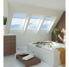 Helles Badezimmer mit Dachfenstern, Badewanne und Holzdetails