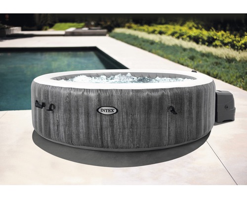 Aufblasbarer Intex Whirlpool im Außenbereich neben einem Schwimmbad