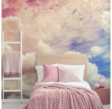 Schlafzimmer mit Wolkentapete, Bett, Leiter und Dekoration