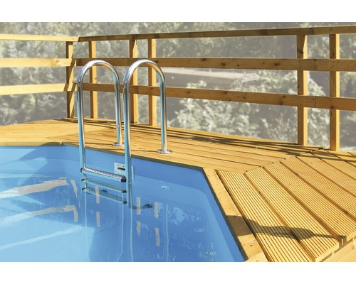 Schwimmbad mit Holzdeck und Leiter