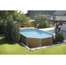 Aufbaupool mit Holzverkleidung und Terrasse im Garten