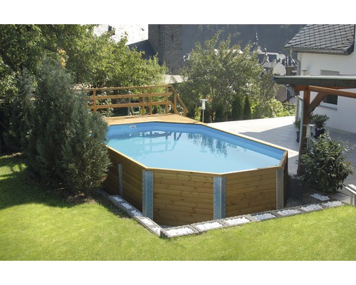 Aufbaupool mit Holzverkleidung und Terrasse im Garten