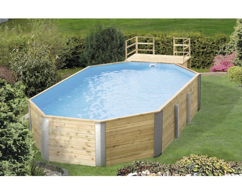 Aufstellpool aus Holz im Garten mit Holzterrasse