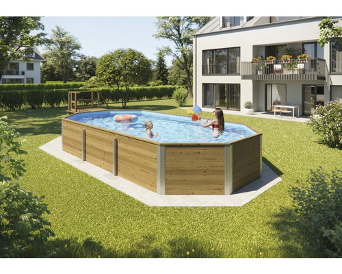 Im Garten steht ein Holzpool mit zwei spielenden Kindern.