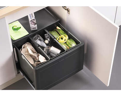 Abfalltrennsystem mit drei Behältern für Küche in einem Unterschrank