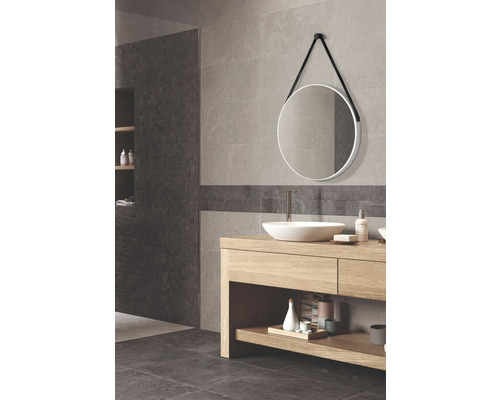 Badezimmer mit Waschtisch, Spiegel und grauen Fliesen