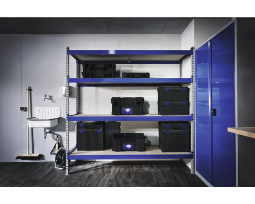 Regalsystem mit Aufbewahrungsboxen und Spülbecken in einem Lagerraum