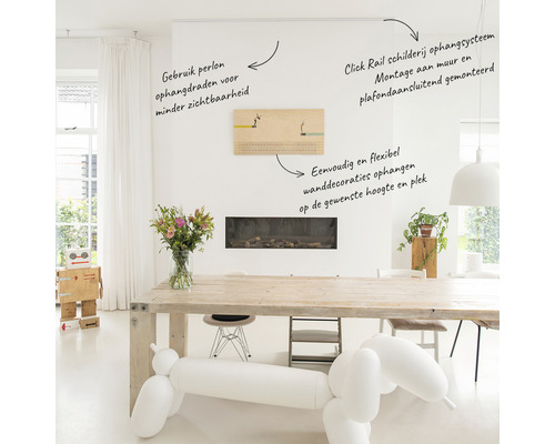 Helles Wohnzimmer mit Gemäldeaufhängungssystem, Esstisch und Dekorationen