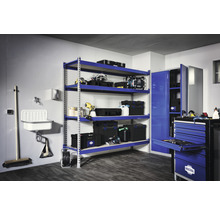 Werkstatt mit blauem Metallregal, Werkzeugschrank und Waschbecken