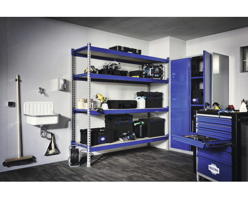Werkstatt mit blauem Metallregal, Werkzeugschrank und Waschbecken