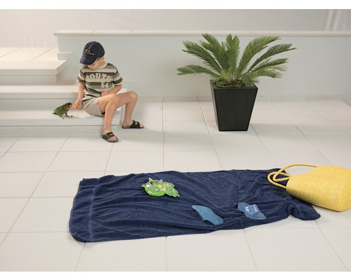 Szene mit einem Jungen, der auf einer Treppe sitzt und einen Papagei füttert, sowie einem Handtuch, einer Tasche und einer Topfpflanze auf Fliesenboden