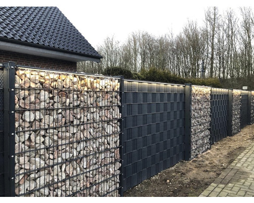 Gabionenzaun mit Steinfüllung und Sichtschutzelementen