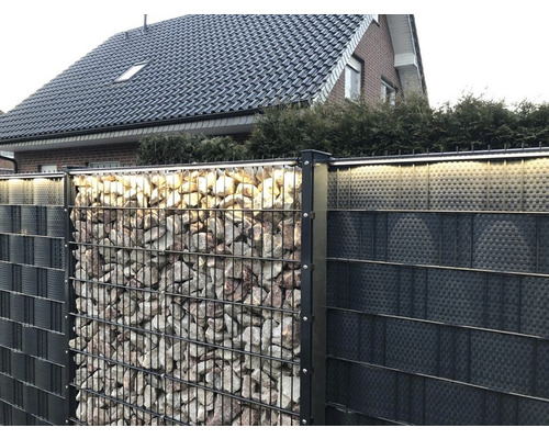 Gartenzaun mit Gabionen und Sichtschutzelementen