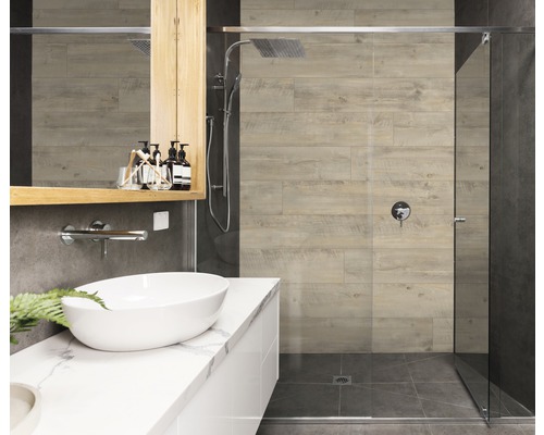 Modernes Badezimmer mit Dusche, Waschbecken und Spiegel