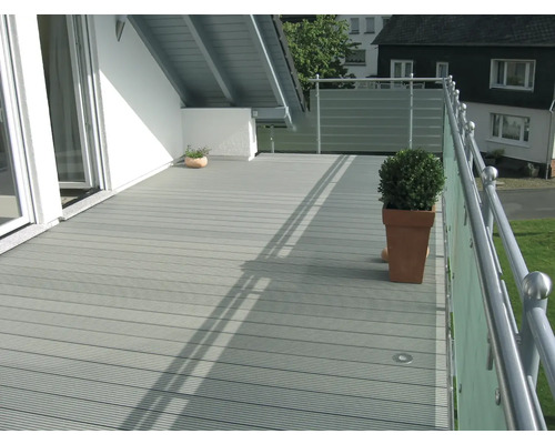 Terrasse mit Dielenboden, Geländer und Bepflanzung in Töpfen