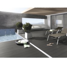 Terrasse mit Pool, Liegestühlen und dekorativen Elementen für den Außenbereich