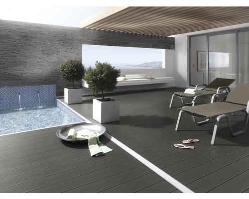 Terrasse mit Pool, Liegestühlen und Pflanzen