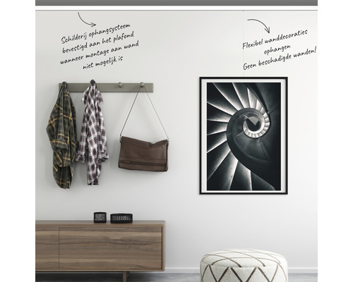 Wohnraum mit Wanddekoration, Garderobe und Kommode