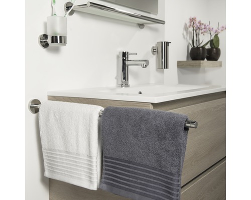 Badezimmer mit Waschbecken, Armatur, Handtüchern und Badaccessoires