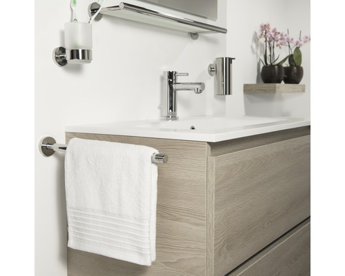 Badezimmer mit Waschtisch, Armatur, Handtuchhalter und Accessoires