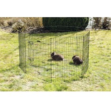 Freilaufgehege aus Metall mit zwei Kaninchen im Garten.