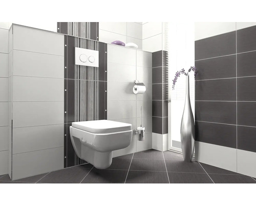 Modernes Badezimmer mit Wand-WC, Fliesen und Accessoires.