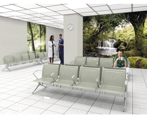 Wartezimmer mit Wandbildern, Sitzbänken und medizinischem Personal