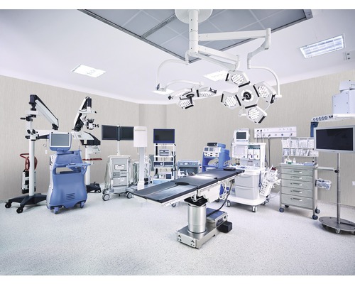 Operationssaal mit OP-Tisch und medizinischen Geräten