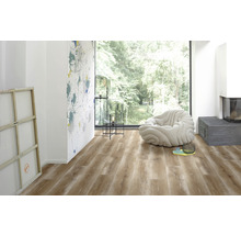 Heller Raum mit Holzfußboden, Sessel und Kunst