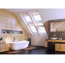 Badezimmer mit Dachfenstern, Badewanne und Waschtisch