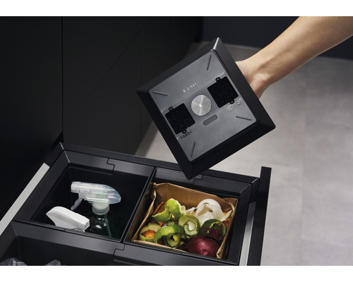 Abfalltrennsystem mit verschiedenen Behältern für Mülltrennung und einem 6 Liter Filterdeckel, der in der Hand gehalten wird.