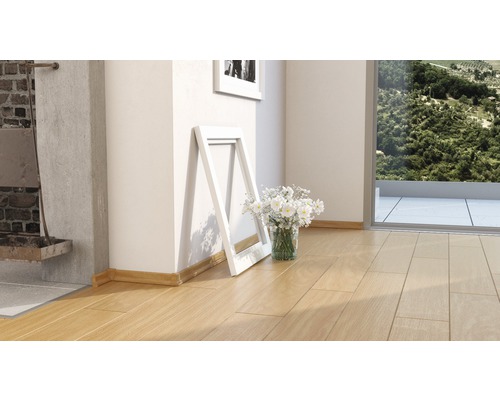 Raumansicht mit Holzfußboden, Fußleisten, Bilderrahmen und Blumenvase