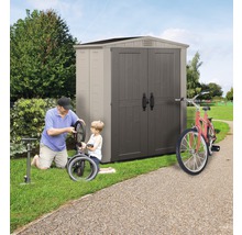 Geräteschuppen mit Vater und Kind beim Fahrrad reparieren im Garten