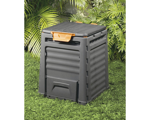 Komposter aus Kunststoff im Garten