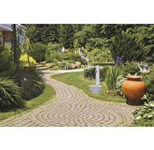 Garten mit Gehweg, Brunnen und Bepflanzung