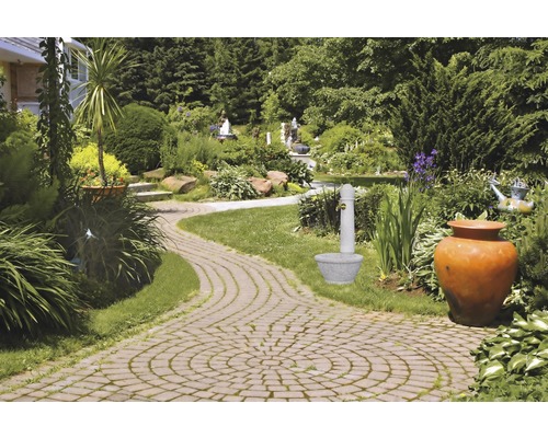 Garten mit Gehweg, Brunnen und Bepflanzung