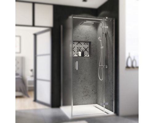 Begehbare Dusche mit Duschkopf und Handbrause in einem Badezimmer