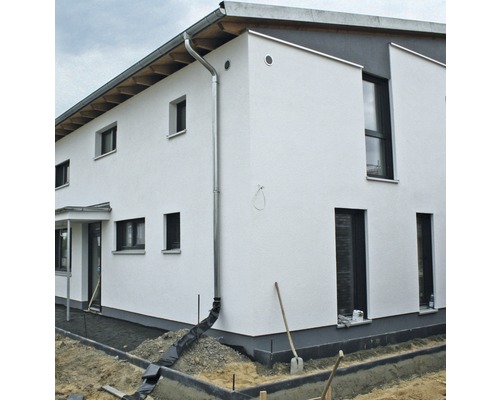 Außenansicht eines Hauses mit Dachrinne