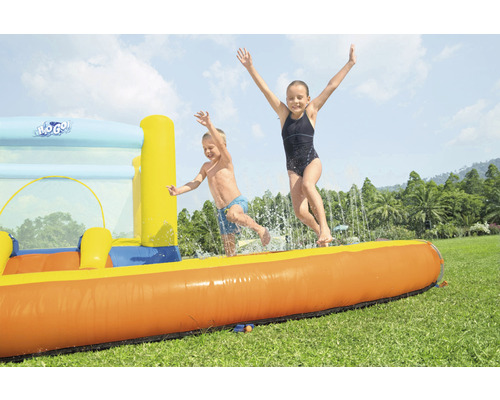 Aufblasbarer Wasserpark mit zwei Kindern im Sprung