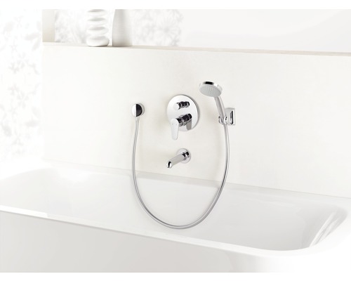 Badewanne mit eingebauter Armatur und Handbrause