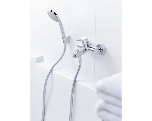 Wandarmatur mit Handbrause für die Badewanne