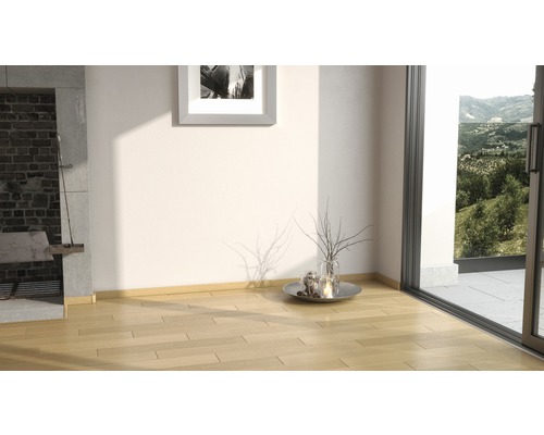 Innenraum mit Holzfußboden, Kamin, Dekoration und Fenster