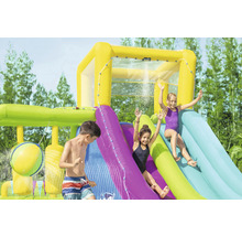 Aufblasbare Wasserrutsche mit spielenden Kindern im Garten