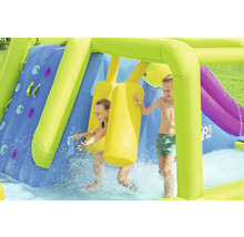 Aufblasbarer Wasserpark mit spielenden Kindern