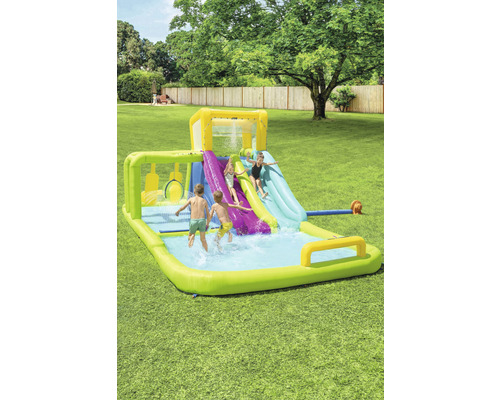 Aufblasbarer Wasserpark mit Rutschen und Planschbecken im Garten