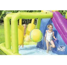 Aufblasbarer Wasserpark mit Kindern im Garten.